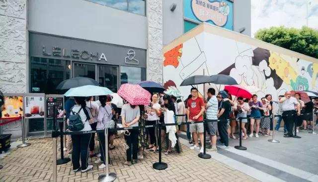 网红饮品店脏脏茶在上海开了一家主题花店。