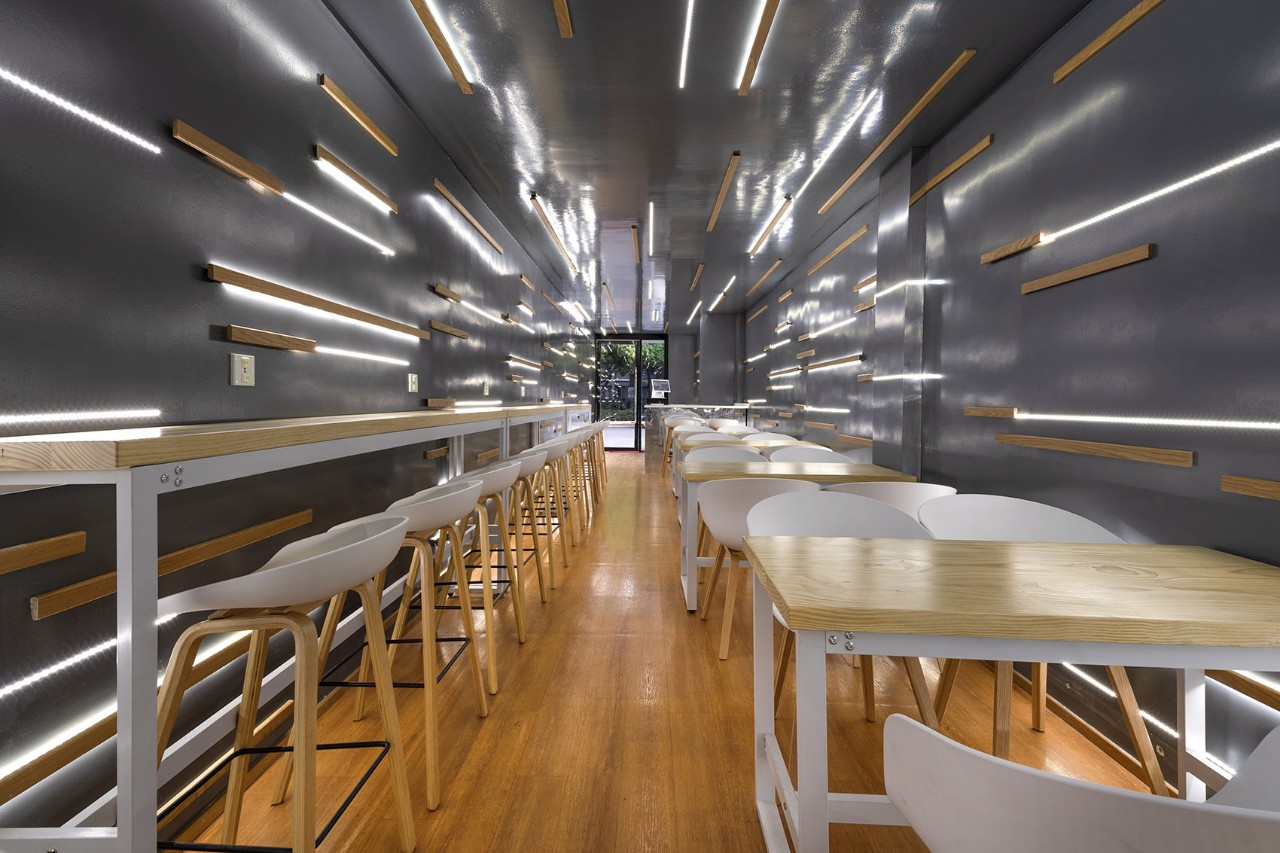 餐饮空间设计得像是时空隧道的过道式餐厅