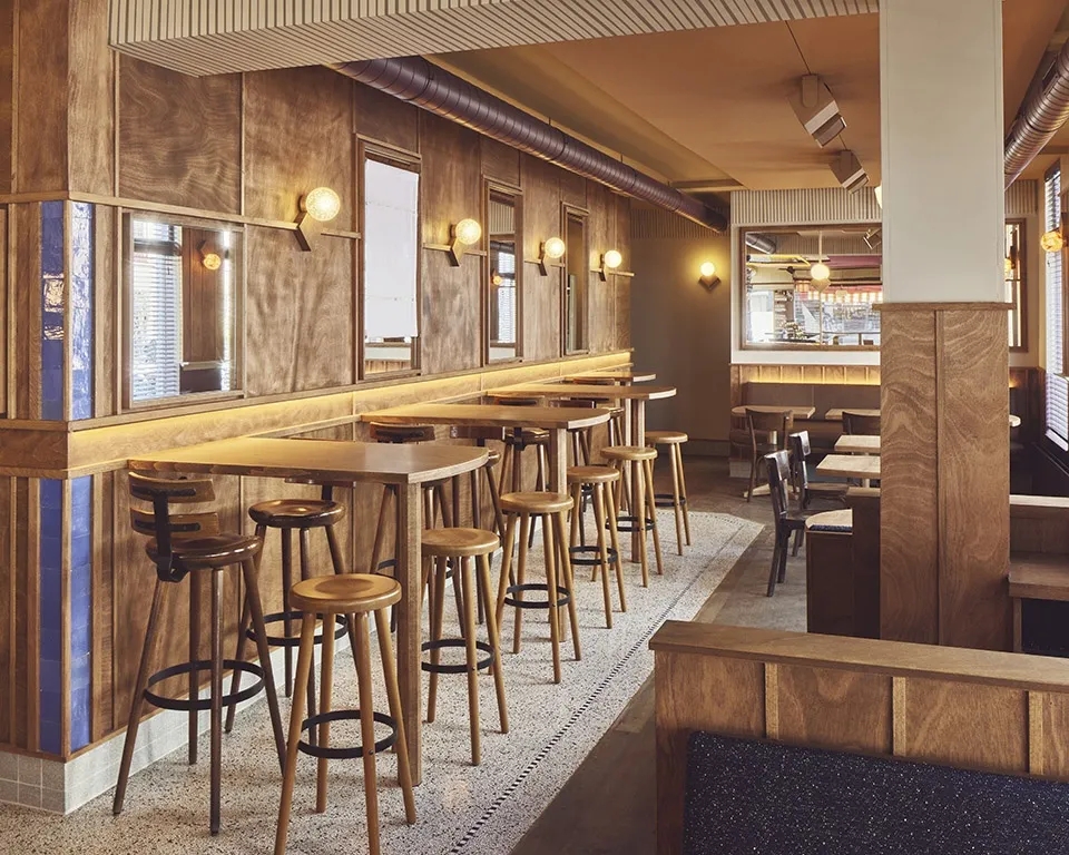 荷兰的这家街角酒吧，用木板向传统的酒吧文化致敬